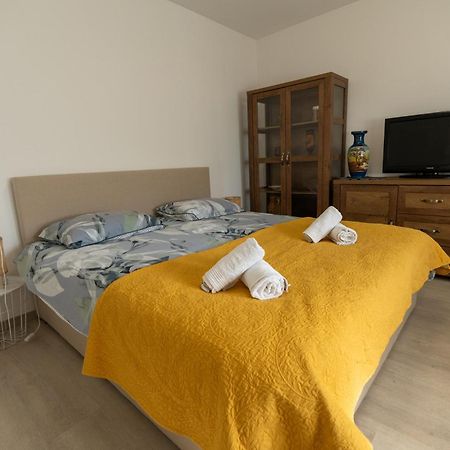 Two-Bedroom Apartment Rea In 罗维尼 外观 照片