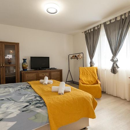 Two-Bedroom Apartment Rea In 罗维尼 外观 照片