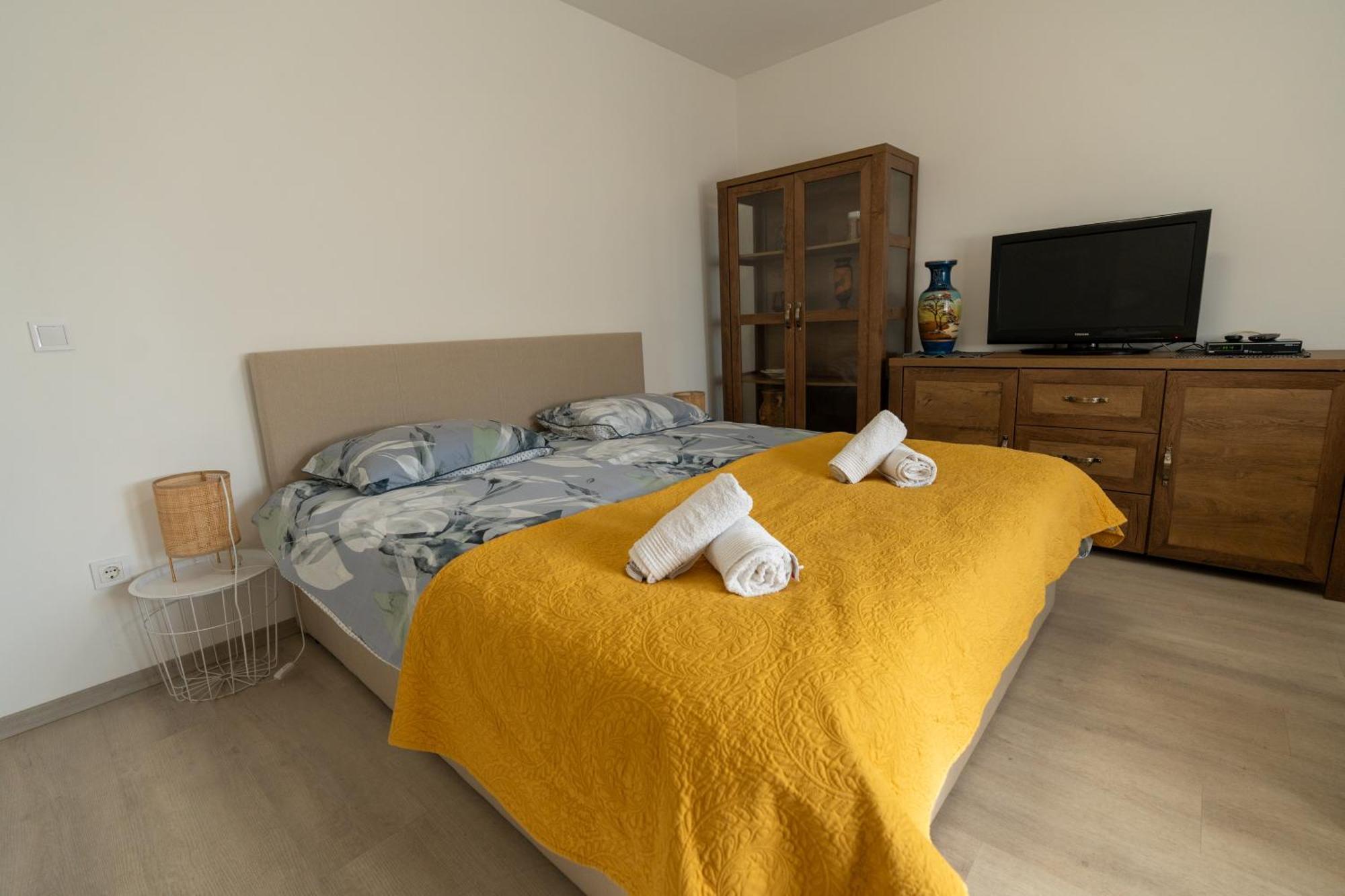 Two-Bedroom Apartment Rea In 罗维尼 外观 照片