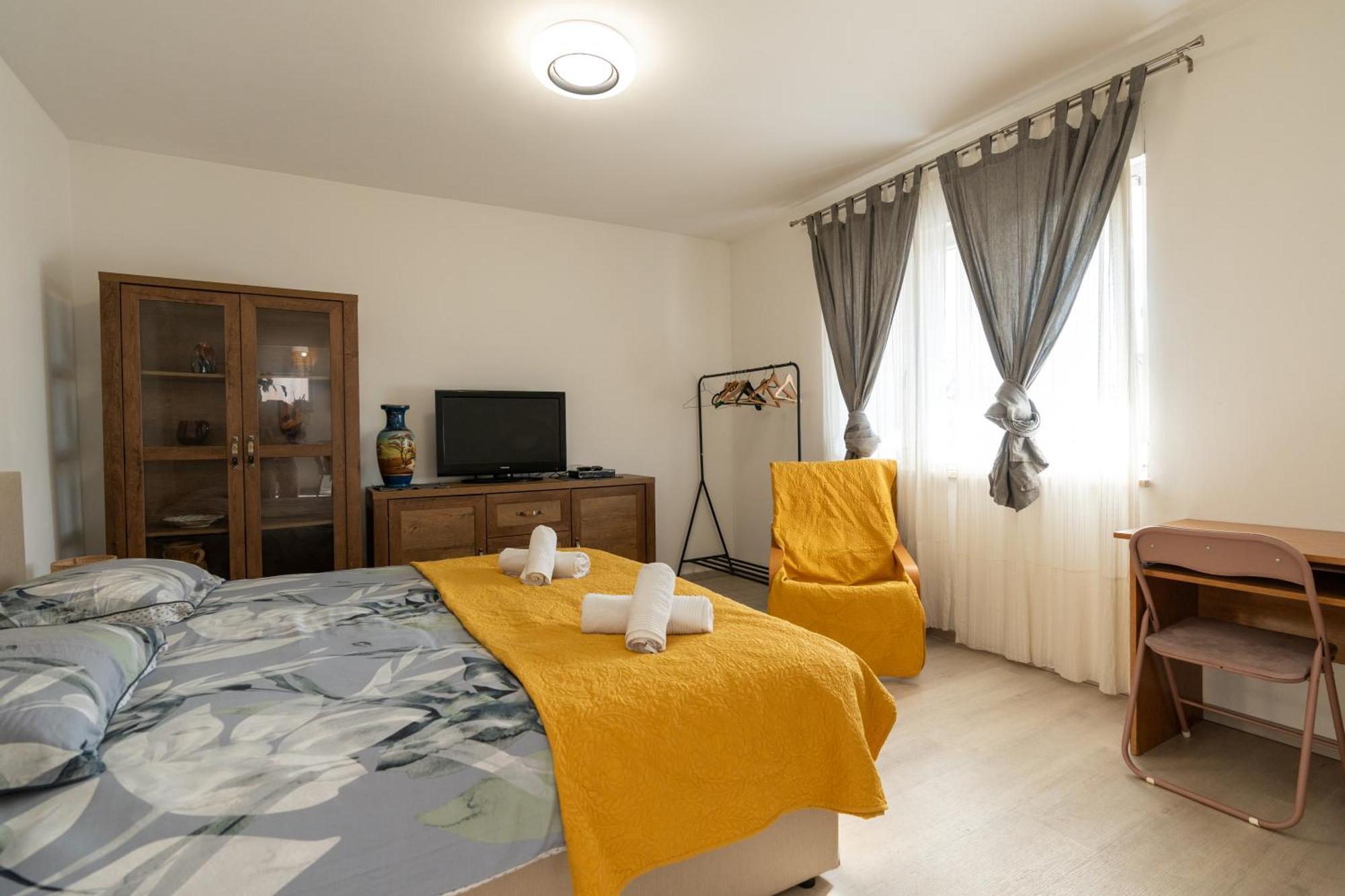 Two-Bedroom Apartment Rea In 罗维尼 外观 照片