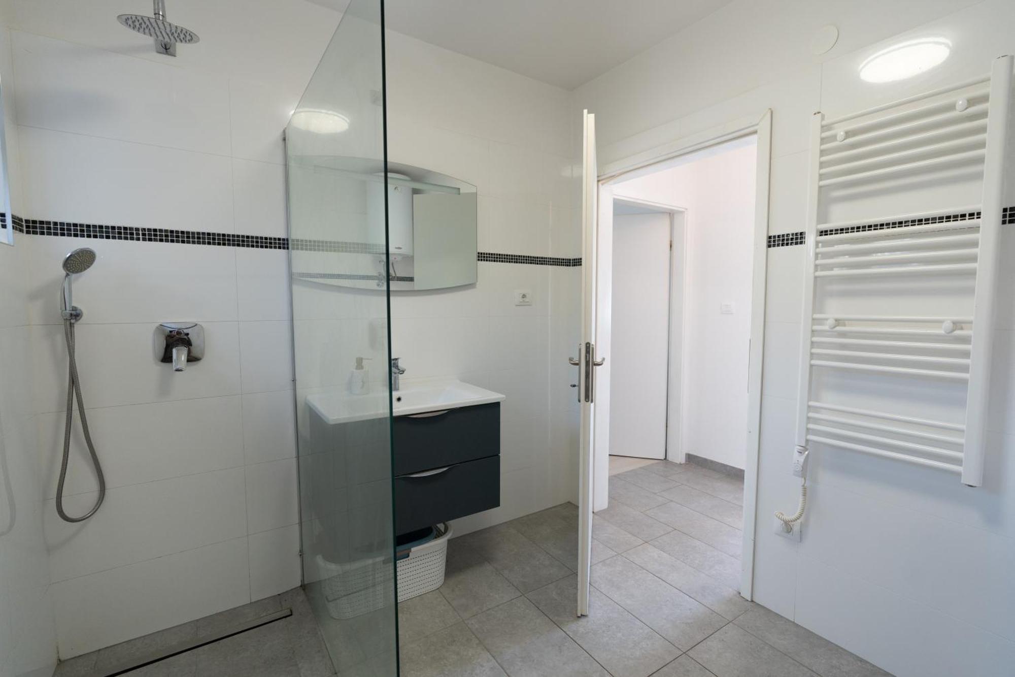 Two-Bedroom Apartment Rea In 罗维尼 外观 照片