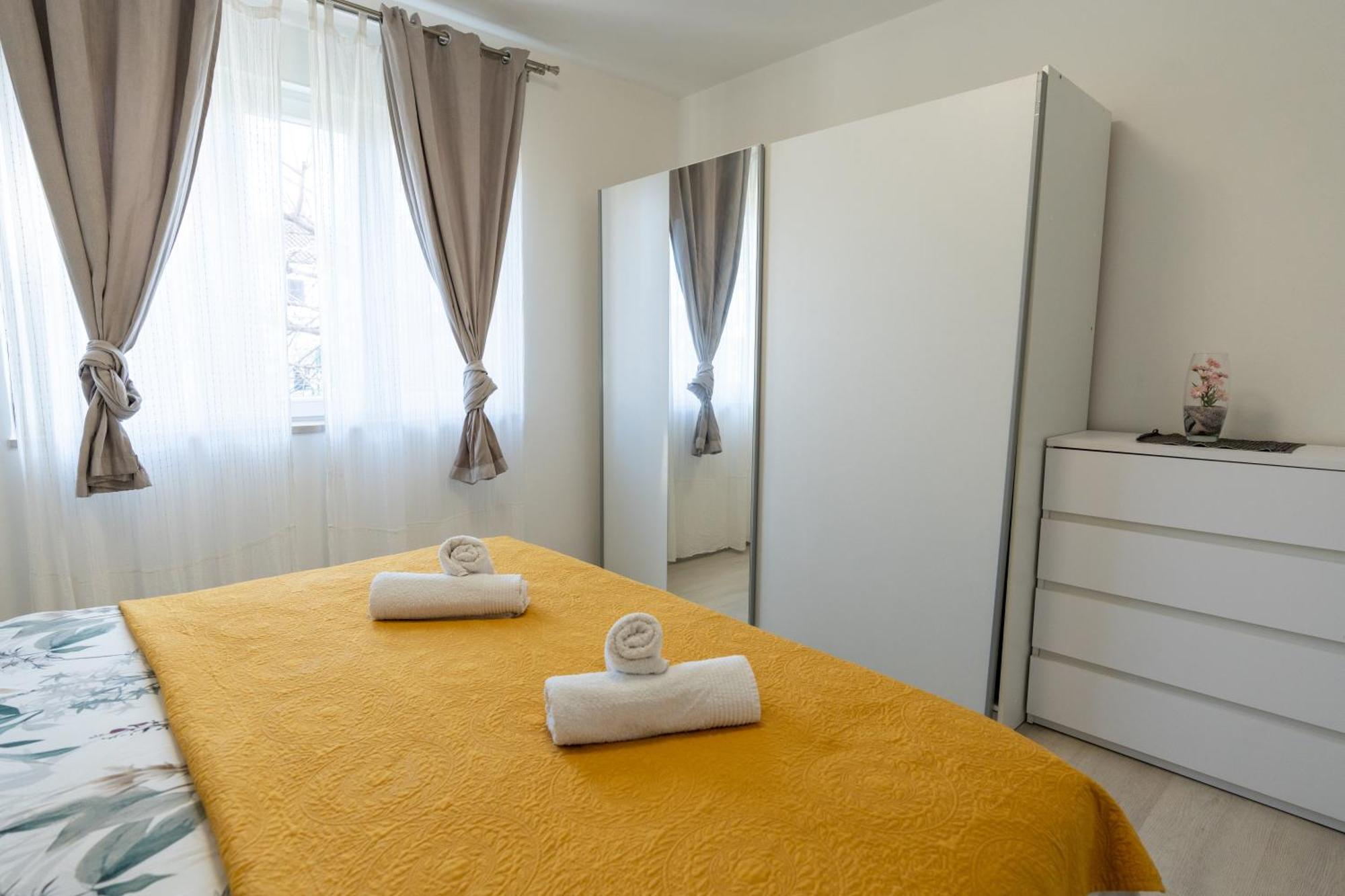 Two-Bedroom Apartment Rea In 罗维尼 外观 照片