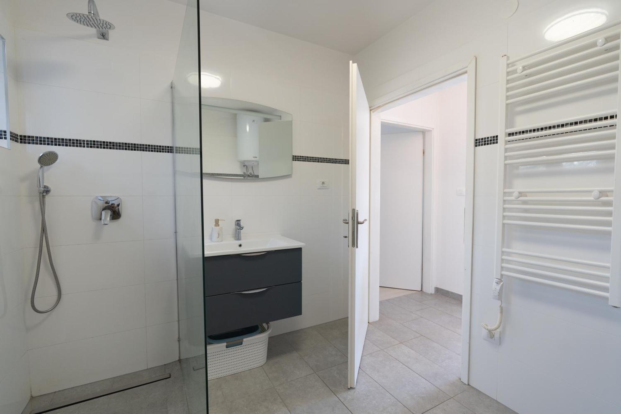 Two-Bedroom Apartment Rea In 罗维尼 外观 照片