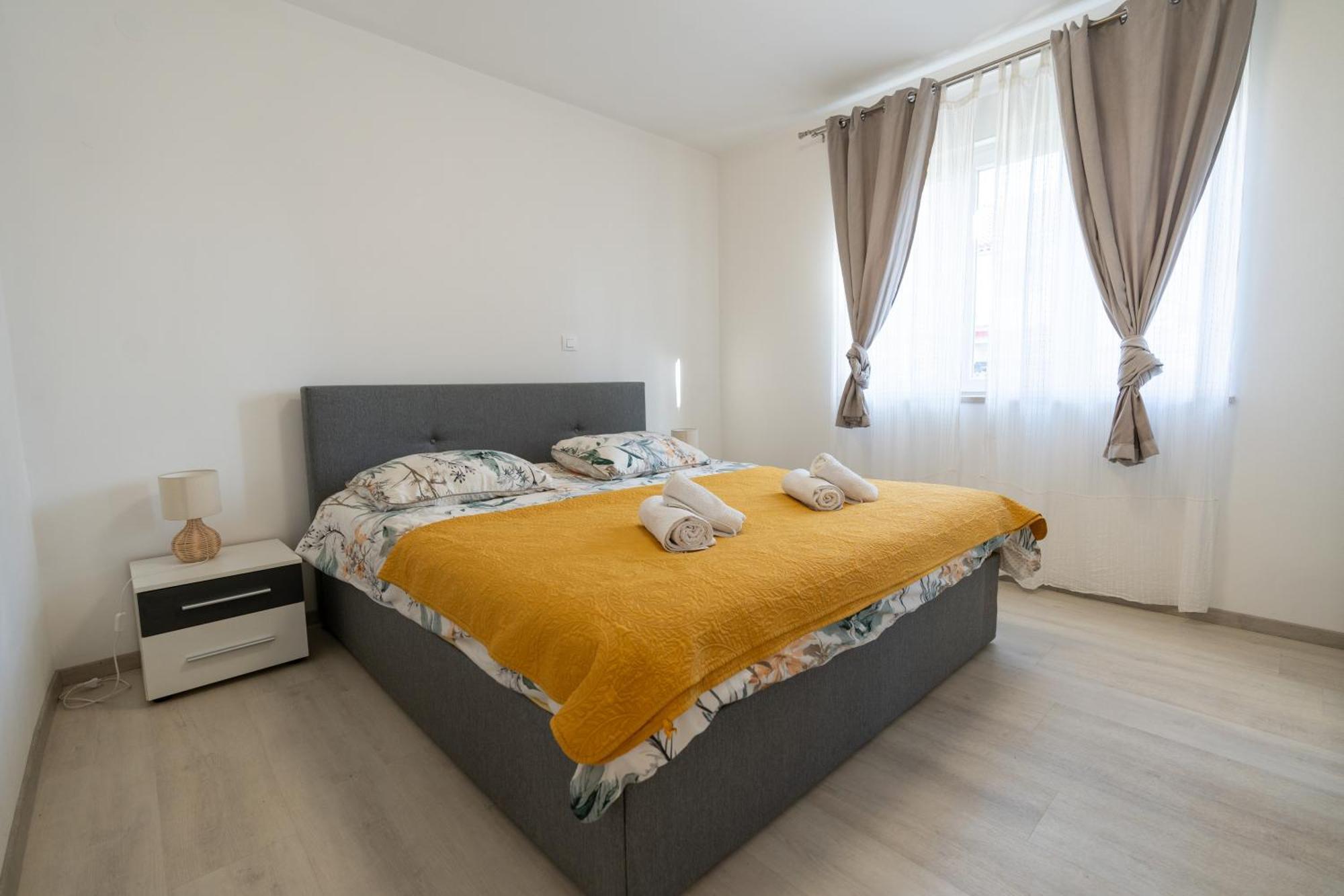 Two-Bedroom Apartment Rea In 罗维尼 外观 照片