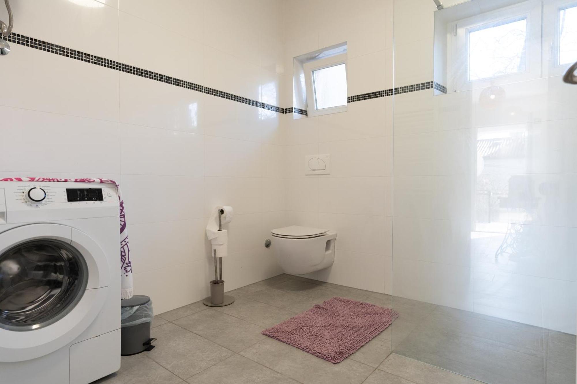 Two-Bedroom Apartment Rea In 罗维尼 外观 照片
