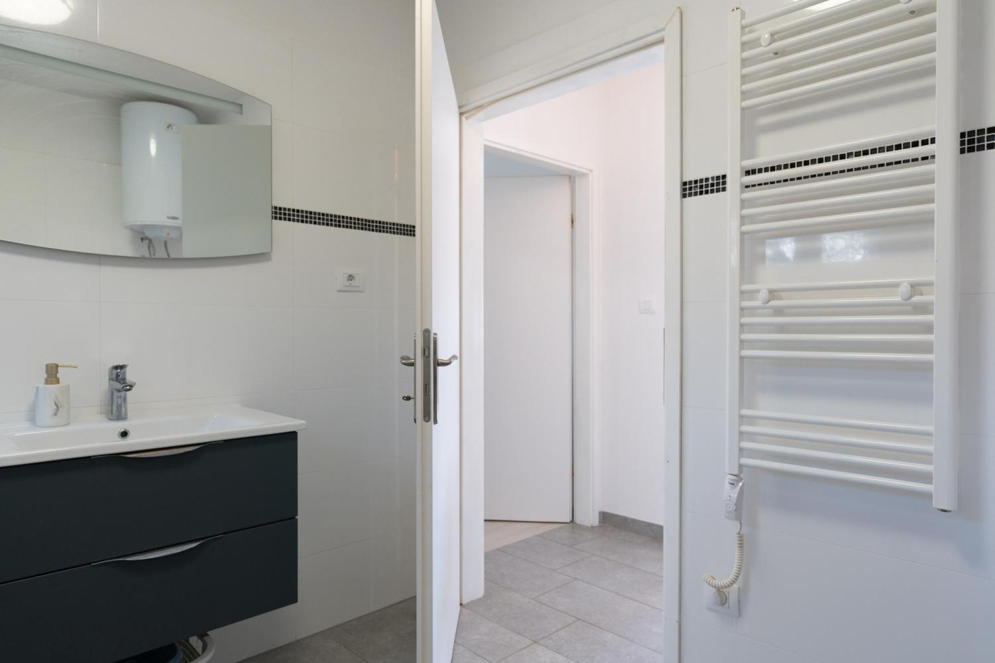 Two-Bedroom Apartment Rea In 罗维尼 外观 照片